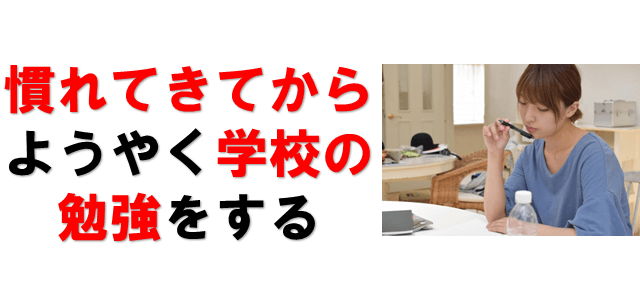 勉強している姿の女性の画像