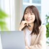 パソコンを触る女性