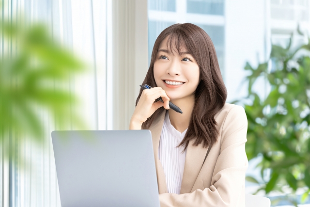 パソコンを触る女性
