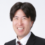 笑顔の男性の画像
