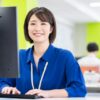 パソコンを触る女性