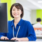 パソコンを触る女性