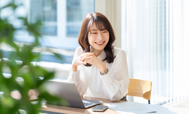 パソコンを触る女性