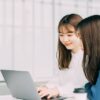 タイピングをする女性