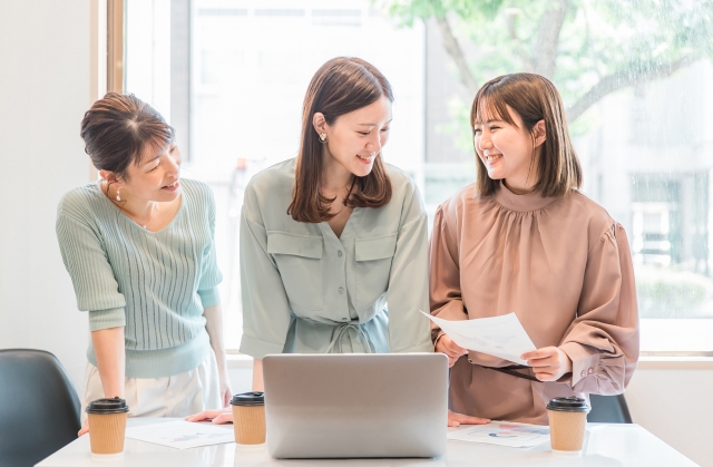 パソコンで相談する女性