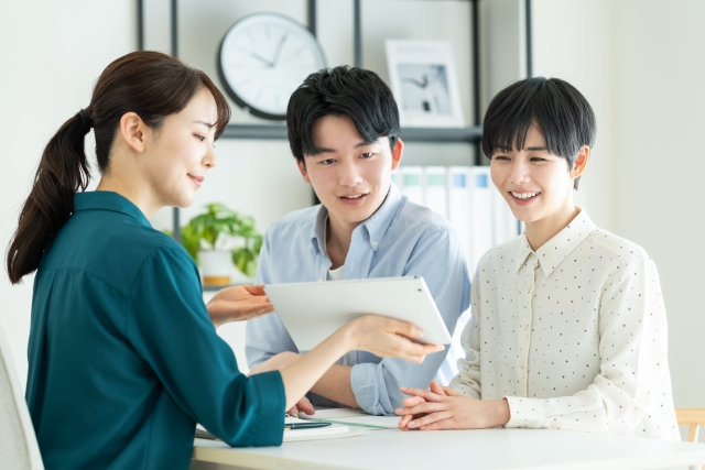 パソコンを見て相談する人