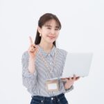 パソコンを持つ女性