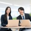 パソコンを触る男女