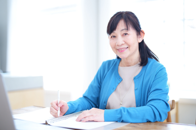 パソコンを触る女性