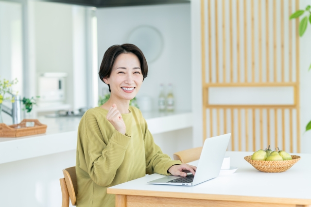 パソコンを触る女性