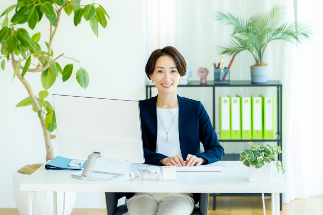 パソコンを誇らしく触る女性