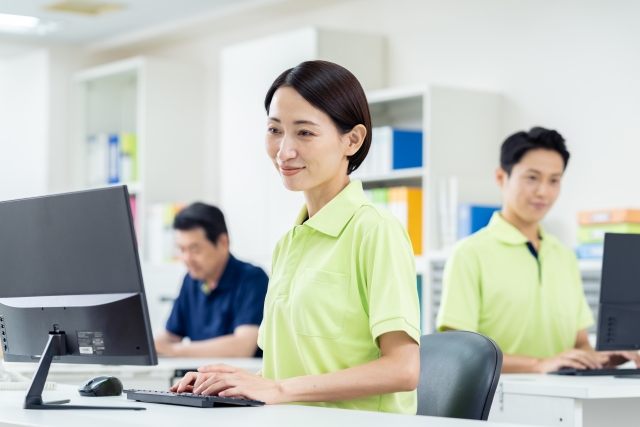 パソコンを触る女性