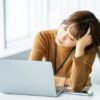 パソコンに悩む女性