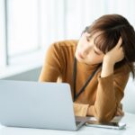 パソコンに悩む女性