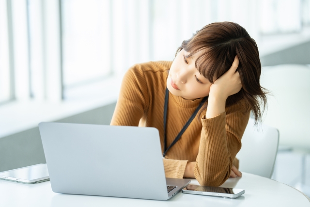 パソコンに悩む女性