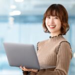 パソコンを持つ女性