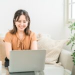 パソコンを行う女性