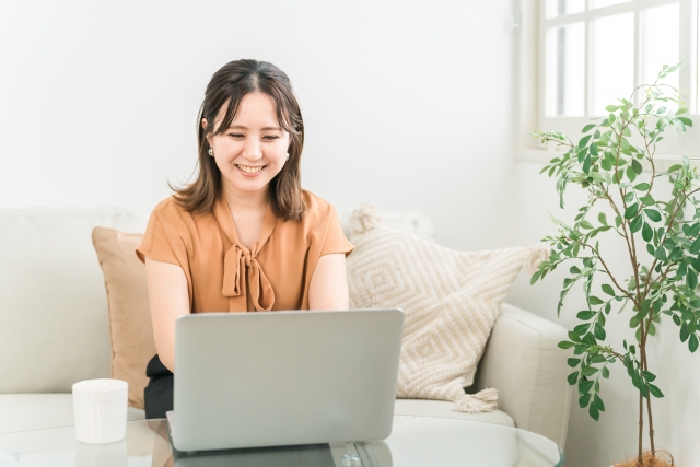 パソコンを行う女性