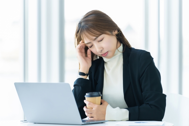 パソコンで悩む女性