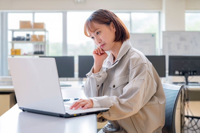 焦っている女性