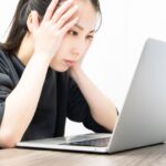 パソコンに悩む女性