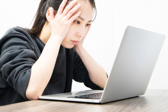 パソコンに悩む女性
