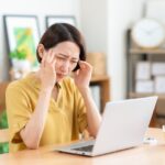 パソコンに悩む女性