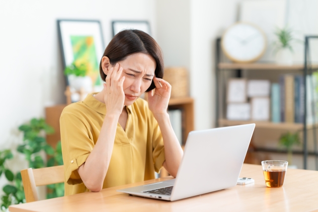 パソコンに悩む女性