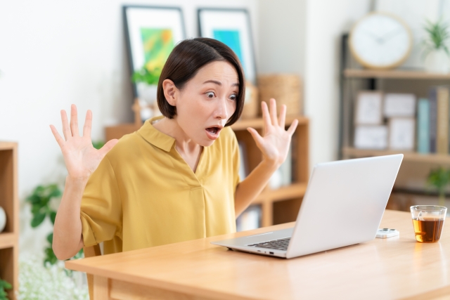 パソコンに驚く女性
