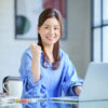 パソコンをする女性