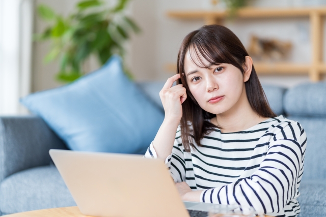 パソコンで悩む女性