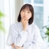 悩む女性