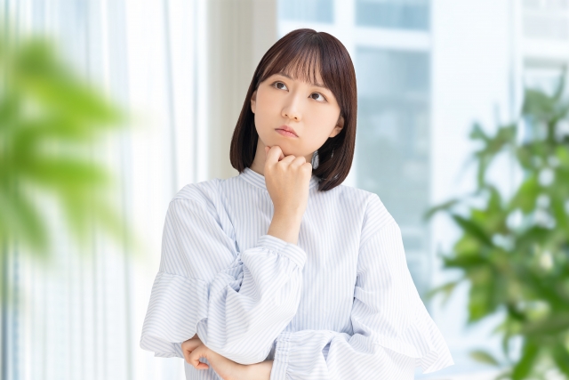 悩む女性