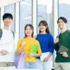 パソコンを持つ大学生