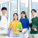 パソコンを持つ大学生