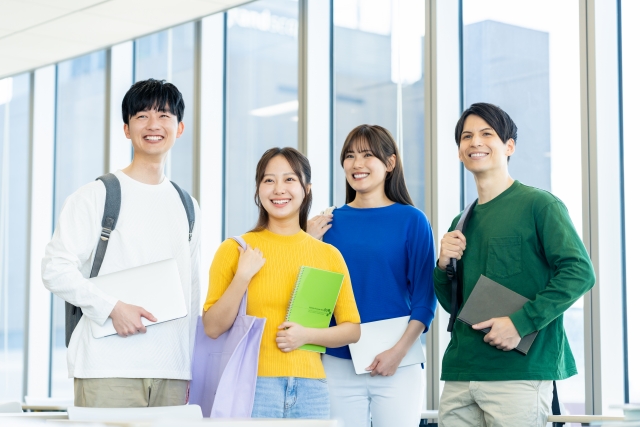 パソコンを持つ大学生