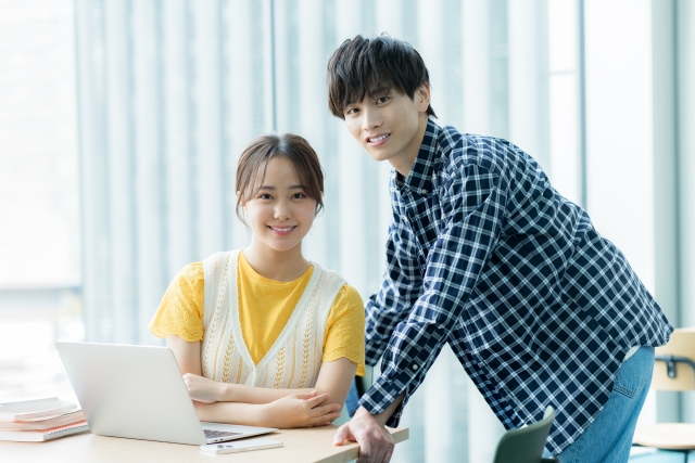 パソコンを持つ大学生