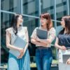 パソコンを持つ大学生