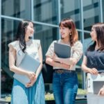 パソコンを持つ大学生