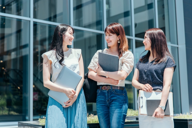 パソコンを持つ大学生