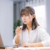 パソコンを見る女性