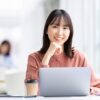 パソコンをする女性