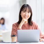 パソコンをする女性