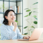 パソコンをする女性