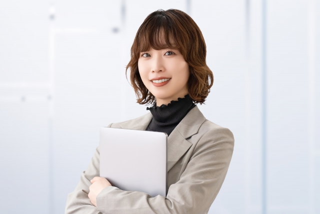 パソコンを持つ女性