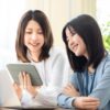 パソコンを見る女性