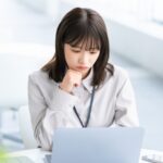 悩む女性