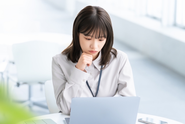 悩む女性