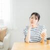 悩む女性