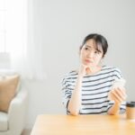 悩む女性